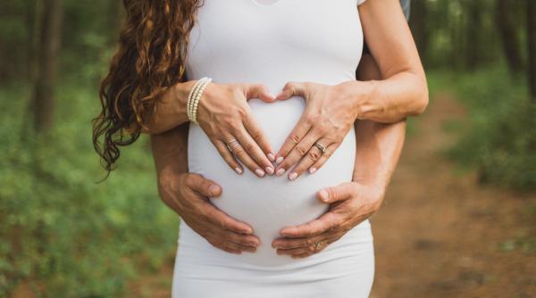 Un oraș oferă 2.500 de dolari tinerilor părinți pentru a face copii. Suma este contestată ca fiind insuficientă