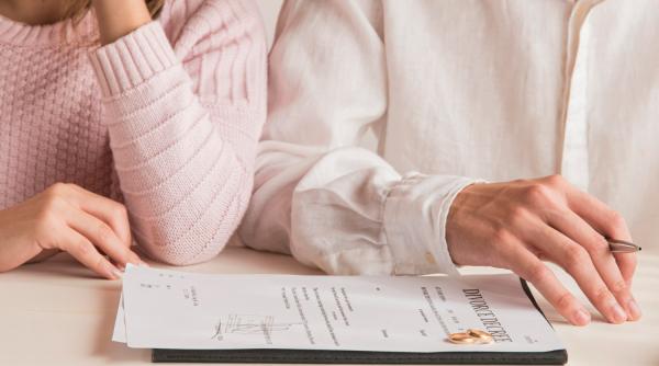 Am divorțat în străinătate. Unde mă adresez pentru înscrierea hotărârii străine în registrele de stare civilă din România?