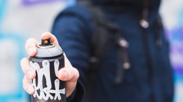 Austria. Românul care a atacat cu spray paralizant o vânzătoare, pentru o băutură energizantă și câțiva euro, capturat în România