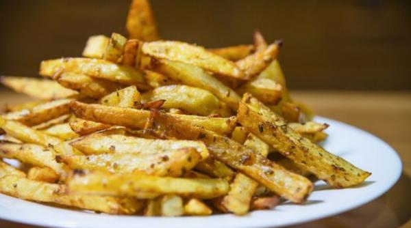 Cartofi prăjiți cu un ingredient secret: rețeta unui preparat care nu va lăsa pe nimeni indiferent