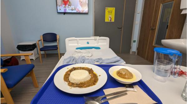 Un român arată cum este cina, meniul și camera dintr-un spital în UK: „Într-un spital din Romania s-ar crede că este o farsă“ / FOTO