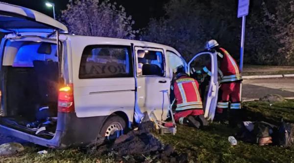 Opt români dintr-un microbuz, răniți într-un grav accident de circulație în Germania, în timp ce se duceau la serviciu