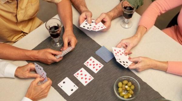 Un român, arestat în Ungaria: a pierdut la un joc de cărți, apoi și-a jefuit prietenii