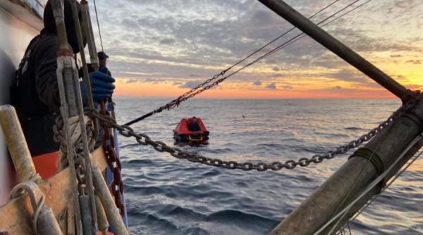 Pescar dispărut de 2 săptămâni, găsit în viață pe o plută, la peste 100 de kilometri de țărm