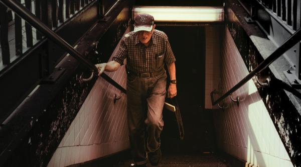 Un medic şi un asistent medical din România, acuzaţi că au luat mită în bani şi alimente pentru pensii de invaliditate 