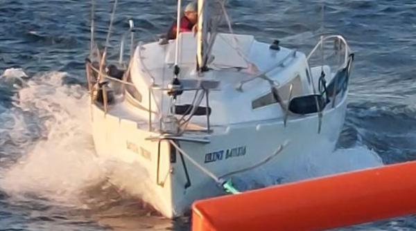 Doi români, recuperați de pe o ambarcațiune aflată în derivă pe Marea Neagră