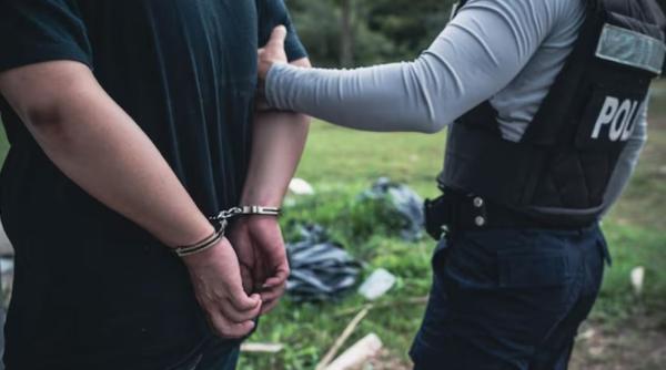 Român, încătușat la locul său de muncă din Germania. Bărbatul era dat în urmărire internațională