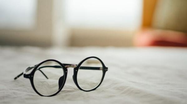 Un român din Italia, aflat în stare de ebrietate, l-a atacat pe proprietarul unui bar: „Mi-a furat ochelarii”