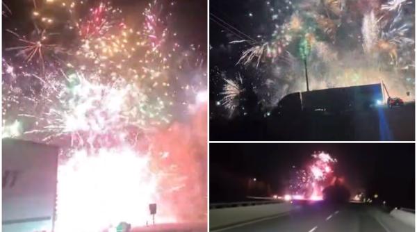 Accident spectaculos pe autostradă: Șoferii blocați, martori la un show de artificii de oră, după ce încărcătura unui camion a explodat - VIDEO