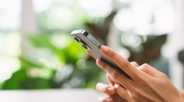 Afacere ilegală pusă la cale de un român: a păcălit mai multe persoane că le vinde telefoane originale