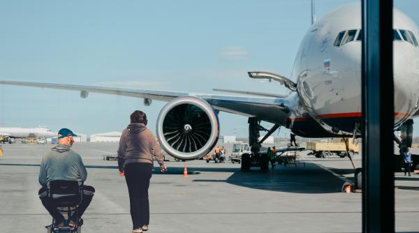 Bărbat forțat să se "târască" din avion după ce compania aeriană nu i-a dat un scaun cu rotile