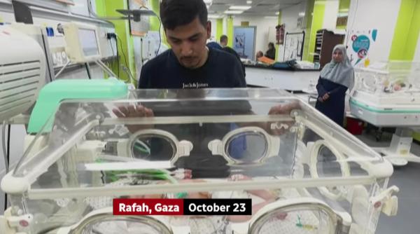 Femeile însărcinate din Gaza sunt forțate să facă cezariană la lumina torțelor, fără anestezic, din cauza bombardamentelor