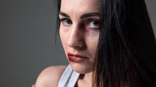 Orbit de gelozie, un român din Italia și-a urmărit și atacat partenera, care s-a refugiat într-un bar