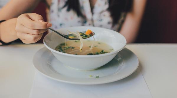 Un oraș din România oferă o oportunitate remarcabilă pentru oameni: posibilitatea de a savura o masă caldă cu 5 lei