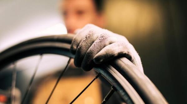 Un român a furat biciclete și drujbe din România, apoi s-a ascuns în Spania: Hoțul, prins când se plimba pe stradă