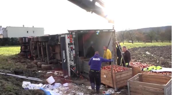 Camion românesc încărcat cu 23 de tone de mere, prăbușit într-un șanț, în Slovenia. Șoferul ar fi ațipit la volan / VIDEO