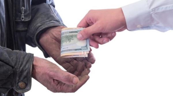 Doi români se prefăceau surdo-muți și terorizau clienții unui magazin din Italia