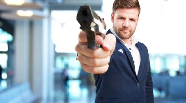 Invitat la o aniversare, un român din Austria și-a împușcat, accidental, prietenul