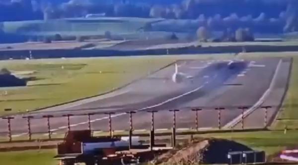 Panică la decolare: Un avion aproape a ieșit de pe pistă după ce a explodat o anvelopă