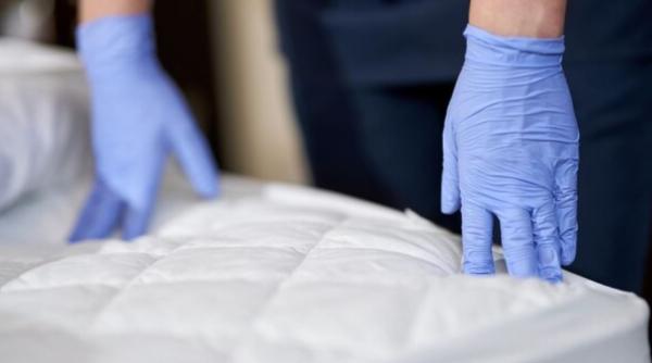 Elimină toate impuritățile și petele de pe saltea cu un amestec făcut în casă. Ai nevoie de câteva ingrediente