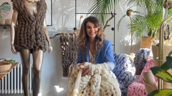 O româncă întoarsă în țară a investit 10.000 de euro în creațiile sale și a dat lovitura: „Nu există două produse la fel”