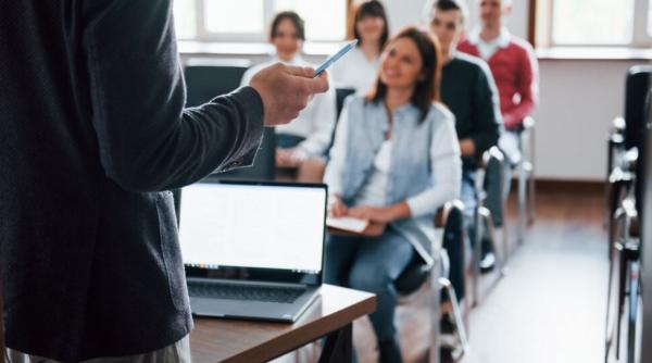 Un bărbat s-a dat drept profesor și s-a angajat la o școală din Italia: a fost dat de gol de greșelile de ortografie