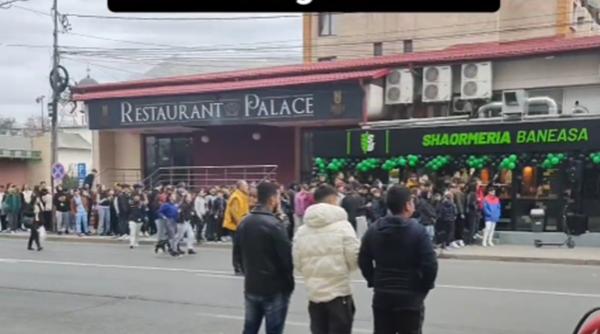 Bătaie pe shaorma gratis la Focșani. Sute de tineri au stat la coadă în ploaie să-l vadă pe Dorian Popa