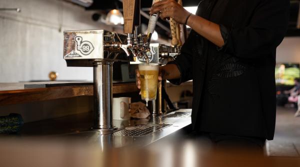 Nebunie în Treviso: Un client atacă patronul unui bar după ce refuză să plătească nota de plată 