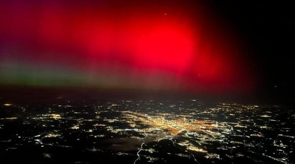 Cum s-a văzut "Aurora Sângerie" din avion, de la 10.000 m altitudine. Pilot Tarom: "Incredibil! Nu am văzut așa ceva în 43 de ani de aviație"