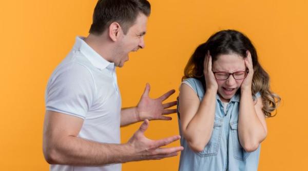 Un român din Italia și-a bătut fiica minoră pentru că se logodise cu un bărbat mai în vârstă