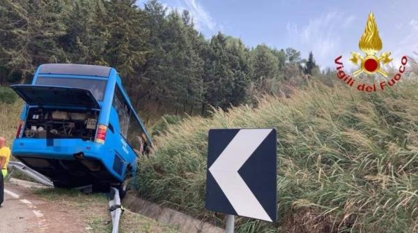 Autocar ieșit de pe șosea, în Italia: 15 persoane rănite, una în stare gravă