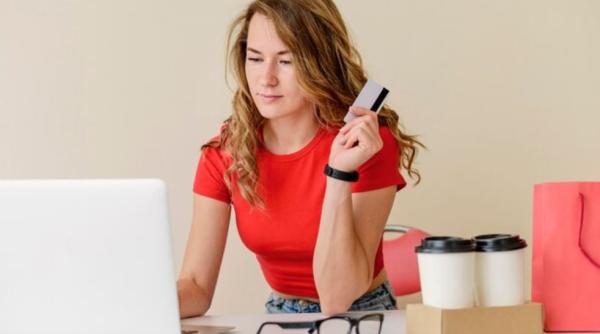 Doi români din Italia au pus la punct o escrocherie online: au vândut un lot de pantofi inexistenți, apoi au dispărut cu banii