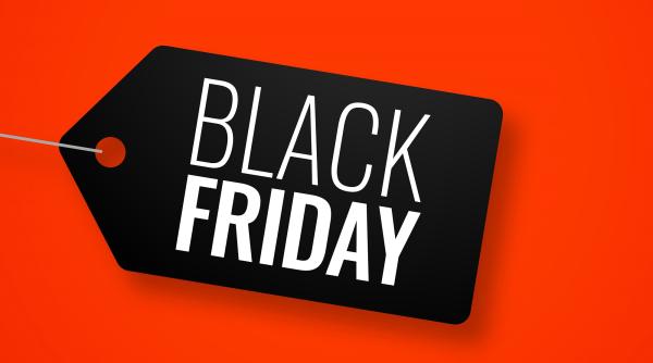 Opt din zece români au strâns bani special pentru Black Friday, potrivit unui studiu