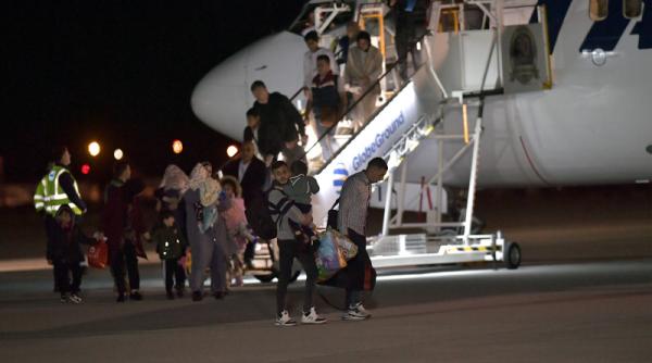 Avionul cu primul grup de români evacuaţi din Fâșia Gaza a aterizat la Bucureşti - VIDEO