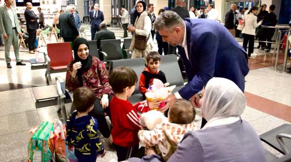 Marcel Ciolacu s-a pozat în aeroport cu românii evacuați din Fâșia Gaza. "În seara asta vor dormi în România, în siguranță!" / FOTO
