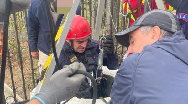 O româncă a căzut într-o fântână adâncă de 10 metri