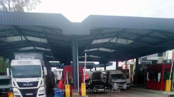 Patru şoferi români şi un polonez au încercat să introducă în țară peste 80 de tone de deșeuri