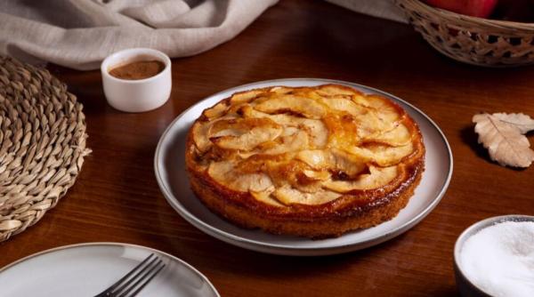 Plăcintă cu mere în friteuza: cea mai ușoară și mai gustoasă rețetă