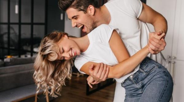 Horoscop 10 noiembrie: Capricorn, ai noroc în relațiile amoroase. Balanță, te poți muta în alt oraș. Previziuni complete