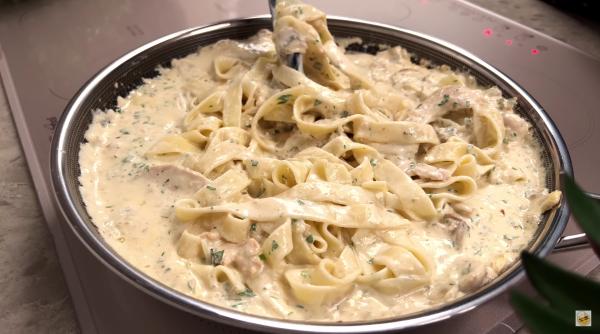 Paste cu sos de smântână și vin - O delicatesă italienească de te lingi pe degete! 