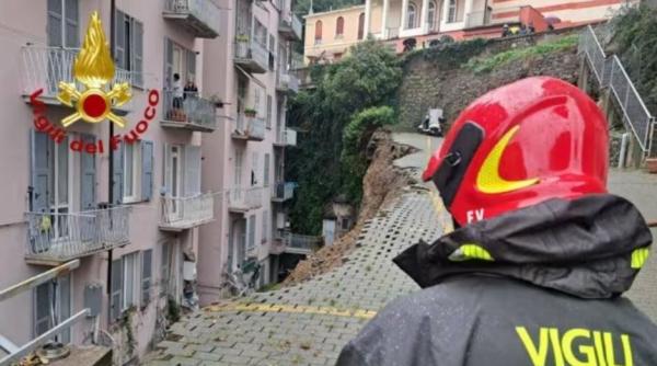 Alunecare de teren în orașul italian Genova: Mai multe mașini înghițite de un drum prăbușit, zeci de persoane evacuate