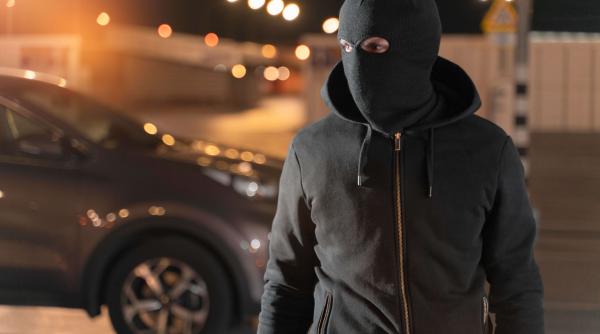 Banda românilor cu Mercedes terorizează un oraș din Italia 