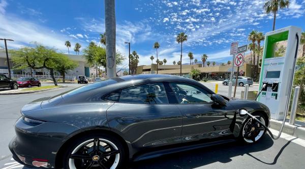 Mașinile electrice se vor ieftini semnificativ în următorii trei ani 