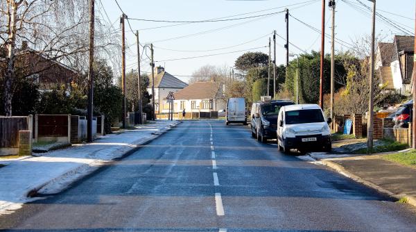 Proprietate distrusă fără acordul proprietarului: „Am venit acasă și mi-am găsit casa înconjurată de stâlpi de telegraf" 