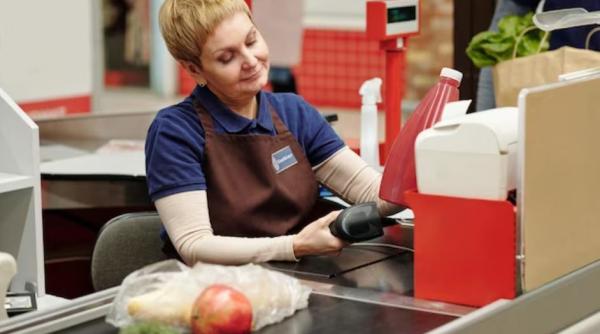 Un lanț de supermarketuri reangajează casierii și elimină casele automate: "Alegem inteligența umană!"