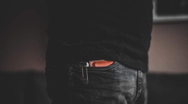 Un român a fost arestat, după ce a furat un ceas de mii de euro de la un turist. Se folosea de o umbrelă pentru ca trecătorii să nu îl vadă