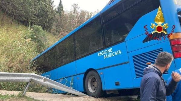 La un pas de tragedie în Italia: Un autobuz cu elevi a derapat într-un șanț. 26 de persoane au fost rănite