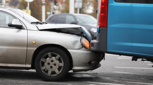 Microbuz cu români, implicat într-un accident rutier. O  femeie a fost transportată la spital