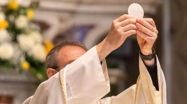 Tragedie evitată la limită într-o biserică din Italia: Un român a intrat cu o butelie de gaz și o brichetă în timpul slujbei, amenințând că va arunca totul în aer