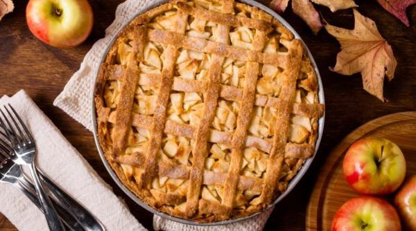 Plăcinta în straturi de bezea și mere te va cuceri de la prima bucățică. O rețetă din bucătăria poloneză